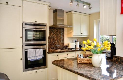 Mumbles House | Castle Square Cottage - Beachside Retreat
