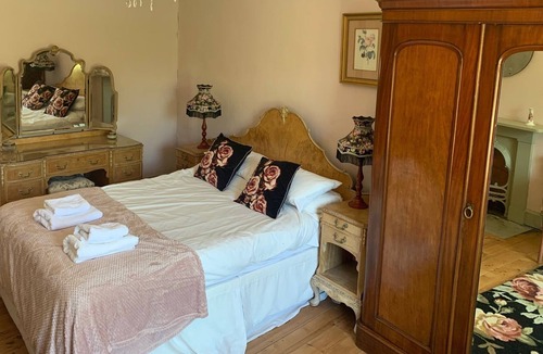 Whitchurch House | Cedars House: Six Bedroom Village House Sleeps 12