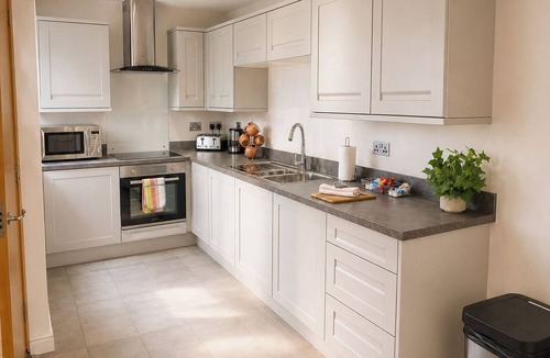 Belfast City Centre Apartment | Central and Stylish Belfast City 2 bedroom apartment sleeps 5 adults