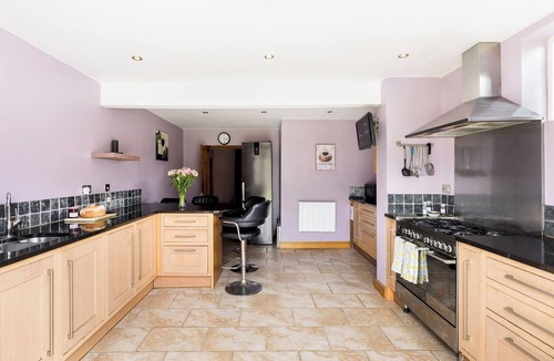 Bourton House | Central Bourton Gem|5 Bedrooms|Garden|Parking - Pass the Keys