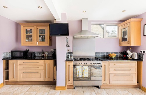 Bourton House | Central Bourton Gem|5 Bedrooms|Garden|Parking - Pass the Keys