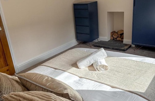 Leeds House | Central Horsforth Stone Cottage - 10 mins from LBA