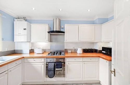 Kennington House | Central London Stay | Driveway Parking - Sleeps 6