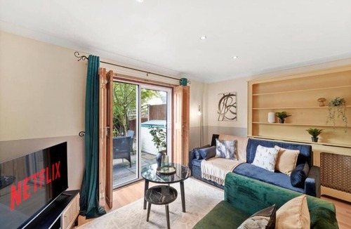 Kennington House | Central London Stay | Driveway Parking - Sleeps 6