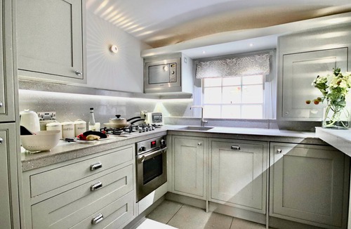 Warwick House | CENTRAL LONDON TOWNHOUSE! SLEEPS 10 GUESTS. GREAT FOR FAMILIES AND GROUPS!