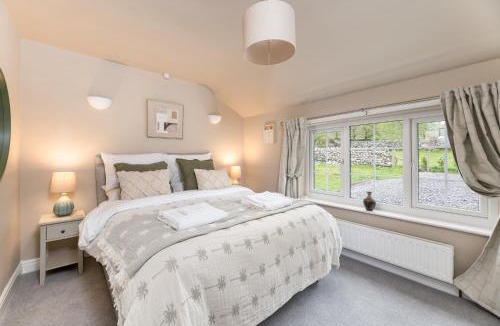 Malham House | Central Malham Wellbeing Escape, 1-bed cottage with yoga studio & new superfast WiFi