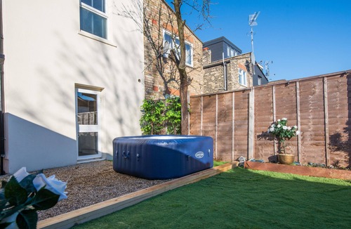 Loughton House | Charming 1-Bed House in London
