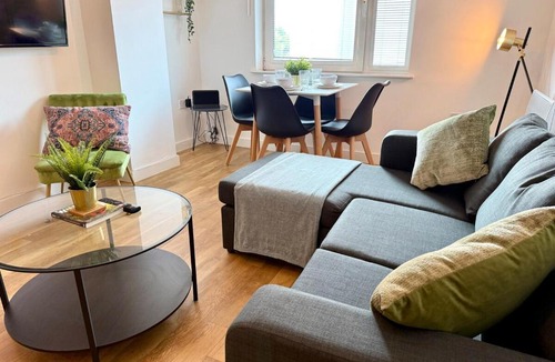 Butetown Apartment | Charming 1BR Apartment In Heart of Cardiff Bay