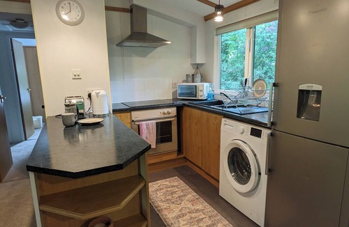 Machynlleth Cabin | Charming 2-bedroom lodge in mystical Machynlleth with WiFi