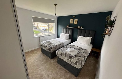East Wickham Apartment | Charming 2-BR House offering WIFI, Parking and a Garden | On Site Stays Welling
