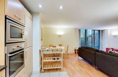 King's Cross Apartment | Charming 2BDR London Apt in Kings Cross Sleeps 5