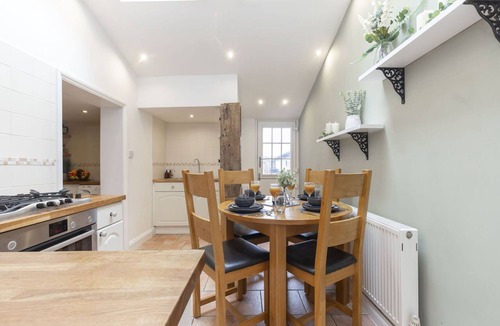 Stroud Cottage | Charming 3-Bed Cottage in Central Stroud
