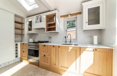 Oxford Cottage | Charming 3-Bedroom-3 Bathroom House near Oxford City Centre with Private Parking