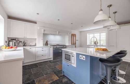 Sunningdale House | Charming 6 Bed Family Retreat in Ascot By Tempstay