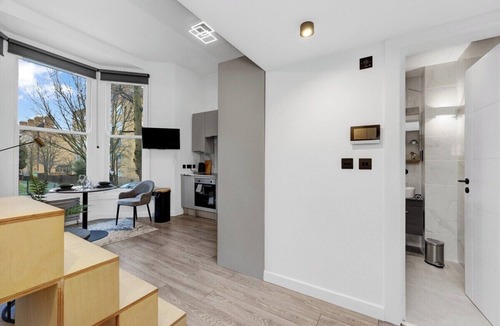St. George's Apartment | Charming Mezzanine Studio in London