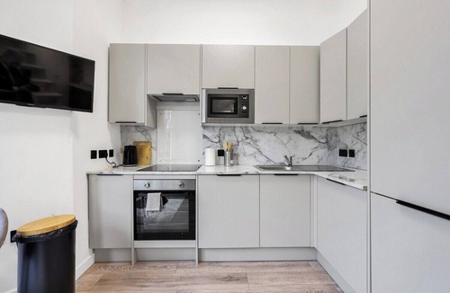 St. George's Apartment | Charming Mezzanine Studio in London