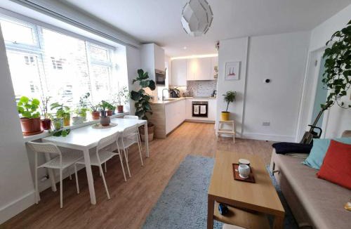 Ballsbridge Apartment | Charming Sandymount APT Sleeps 4