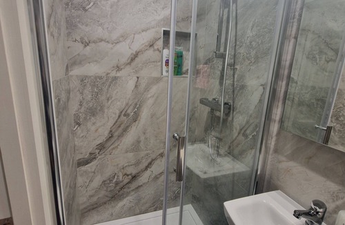 Ongar Apartment | Charming Stay with Everything You Need