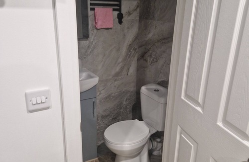 Ongar Apartment | Charming Stay with Everything You Need