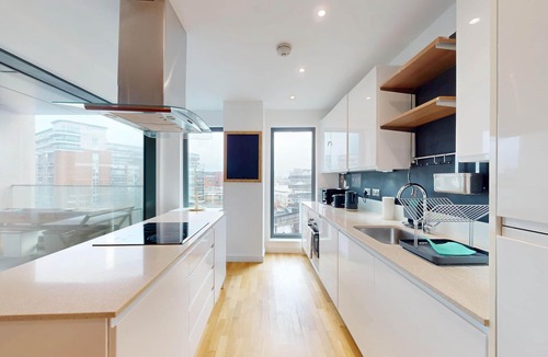 Stratford and New Town Apartment | Chic 2-Bed London Flat with Balcony Near Stratford Station