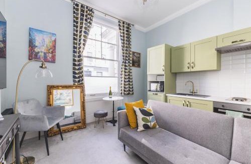 Warwick Apartment | Chic flat in Central London near Victoria St-SW1