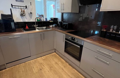 Arbury House | City 5 Bedroom Home, Sleeps 9, Games Room, Parking x4