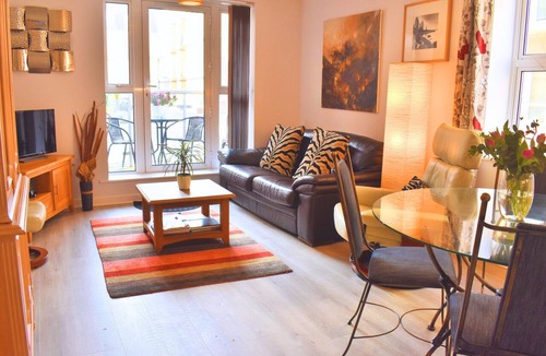 Chichester Apartment | City Centre 2 Bedroom Ground Floor Flat with Parking