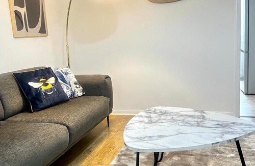 Atlantic Wharf House | City Centre House - Pet Friendly - Free Parking - 2 Bedroom - Large Garden