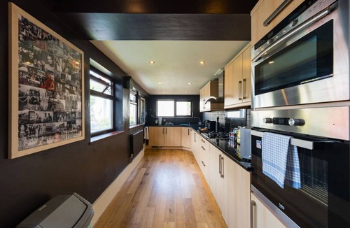 Penylan House | City Retreat w/Hot Tub+Games Room+Twin BBQ+Parking