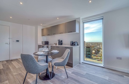Eccles Apartment | City View - 1-BR Flat Near Salford Royal - Sleep 3