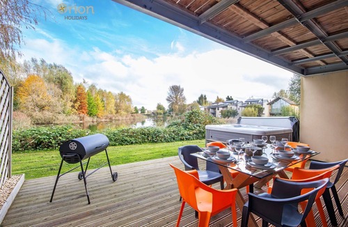 Cirencester House | Clearwater 74, Goldcrest (P) - Lakeside House, Hot Tub, Spa Access, Sleeps 8