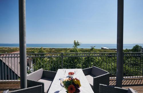 Pendine House | Cliff Haven, A coastal apartment with spectacular sea views, "Dogs go free"