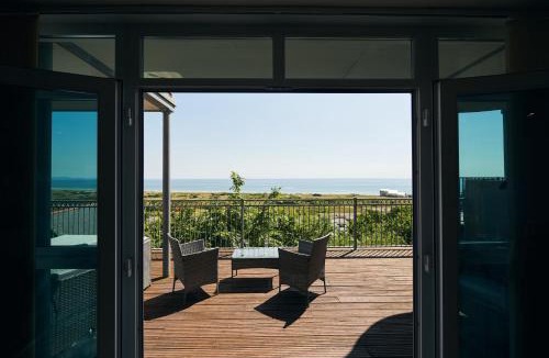 Pendine House | Cliff Haven, A coastal apartment with spectacular sea views, "Dogs go free"