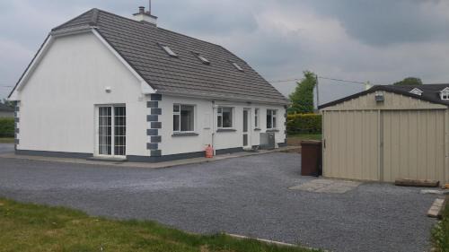 Corrandulla House | Cloonboo Lodge 9 Beds Sleeps 12