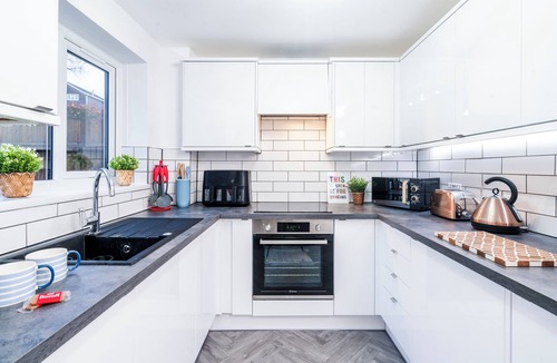 Cwmbran House | Clover Court Lovely 2 bed house with garden and free off-street parking