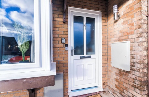 Cwmbran House | Clover Court Lovely 2 bed house with garden and free off-street parking
