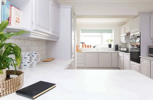 East Wittering House | Coastal Retreat for 8 with Hot Tub - Walk to Beach