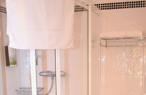 Bodyke House | Comfort-House-Private Bathroom-Twin & Twin
