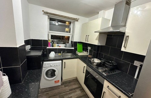Whitechapel Apartment | Comfortable Budget Ensuite Room in East London 3