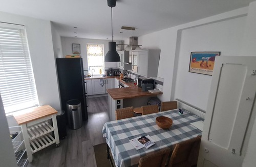 Penarth House | Comfortable house in centre of Penarth - double driveway and garden.