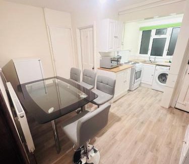 Headington House | Comfortable Room Near Brookes University and Oxford Hospitals, Room G