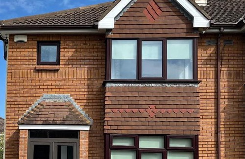 Ballyogan House | Comfortable Suburb Home, Parking & Tram to City