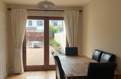 Ballyogan House | Comfortable Suburb Home, Parking & Tram to City