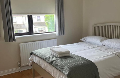 Ballyogan House | Comfortable Suburb Home, Parking & Tram to City
