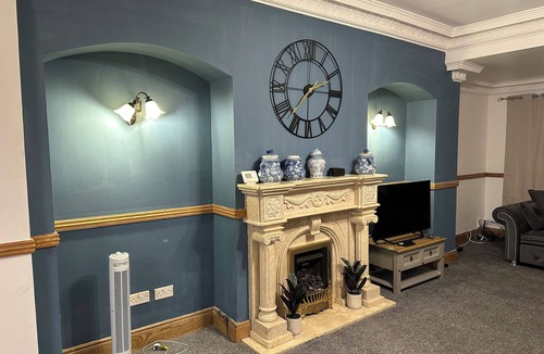 Cockett House | Comfy 5-bedroom House in Swansea; great for families, friends, tourists, workers