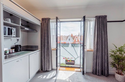 Portsmouth Apartment | Compact Art Deco front-facing studio with Juliet balcony. Walk to seafront, King Theatre, shops, bars and restaurants.