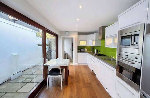 Broadstone House | Contemporary 2BDR City Retreat