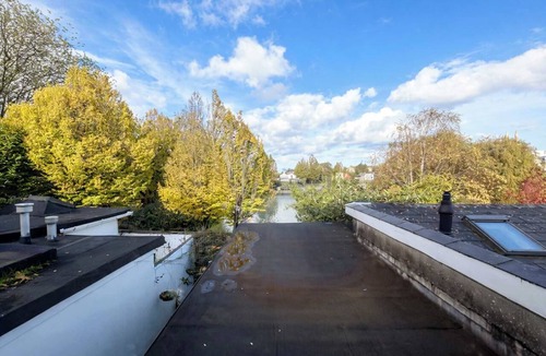 Broadstone House | Contemporary 2BDR City Retreat