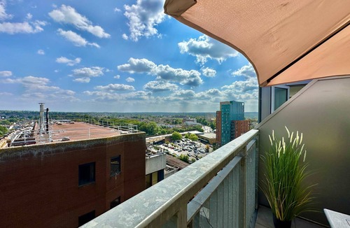 London Borough of Bromley Apartment | Contemporary Bromley Penthouse with Balcony