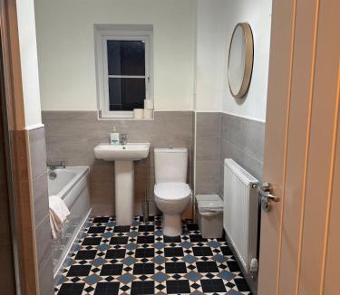 Rhoose Apartment | Contractor 4 Bed 2 BA 5 mins to Airport & Barry With Parking